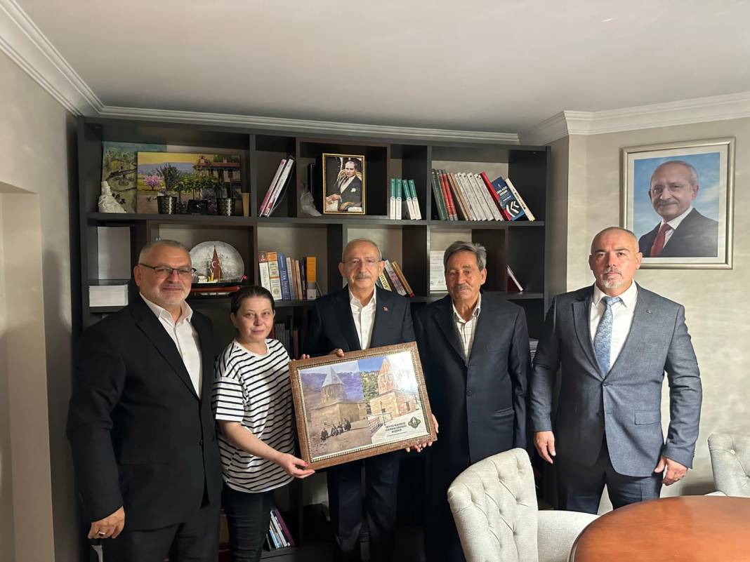 Kılıçdaroğlu'na tablo hediye ettiler 1